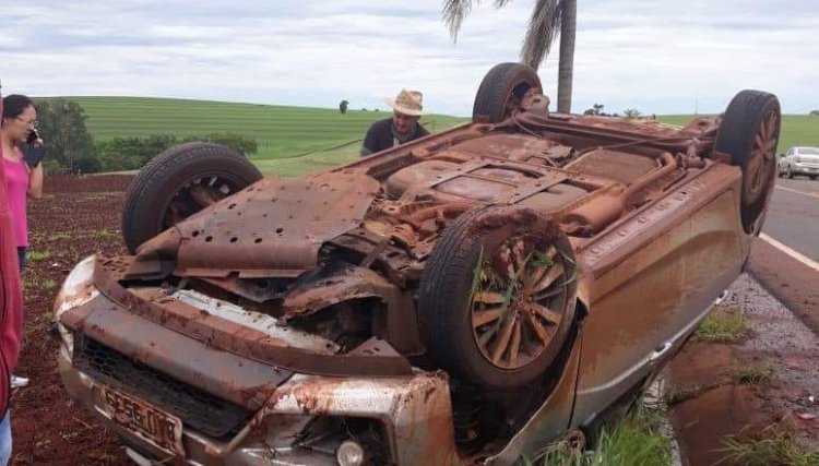 Médica de Cafelândia capota veículo na PR-180, hoje dia primeiro