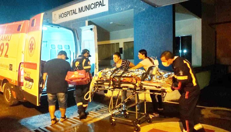 Carro bate em moto, deixa dois feridos e o motorista foge sem dar assistência em Cafelândia
