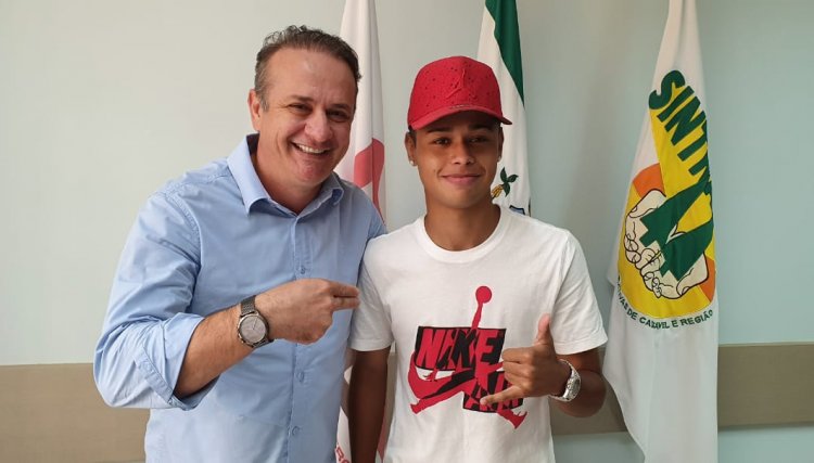 Cafelandense que joga na base do Inter visita o presidente do Sintrascoop