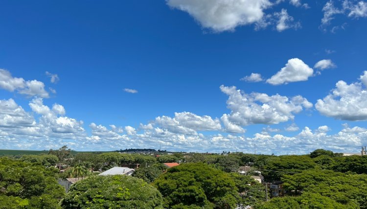 Ver&atilde;o come&ccedil;a hoje e ser&aacute; marcado por calor e chuvas isoladas no per&iacute;odo da tarde