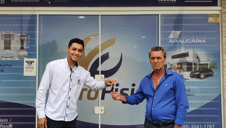 Cliente satisfeito com a contemplação de consórcio em apenas três meses na Ouro Fisio