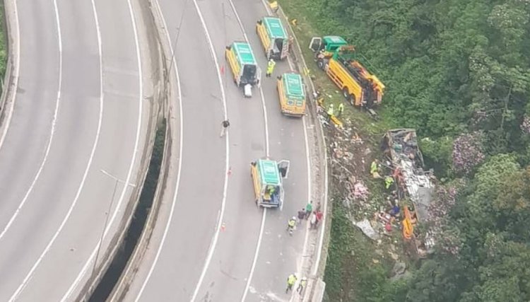 Acidente com ônibus deixa mais de uma dezena de mortos na BR-376 no Paraná
