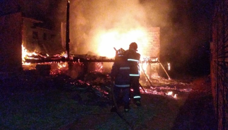 Casa é destruída por incêndio em Cafelândia nesta madrugada, veja o vídeo 