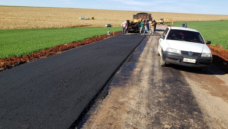 Asfalto na estrada Campina avança e logo estará sendo entregue à comunidade de Cafelândia 