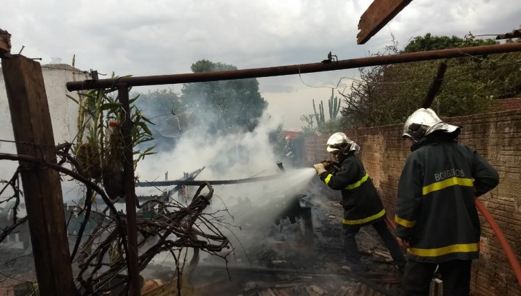 Brigada de Incêndio da Copacol foi acionada para combater fogo em residência de Cafelândia