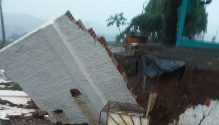 Muro do Cafelândia Country Club cai após a chuva desta manhã