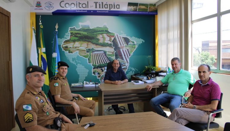 Visita do Sargento de Nova Aurora e do Major de Assis Chateaubriand no Pa&ccedil;o Municipal