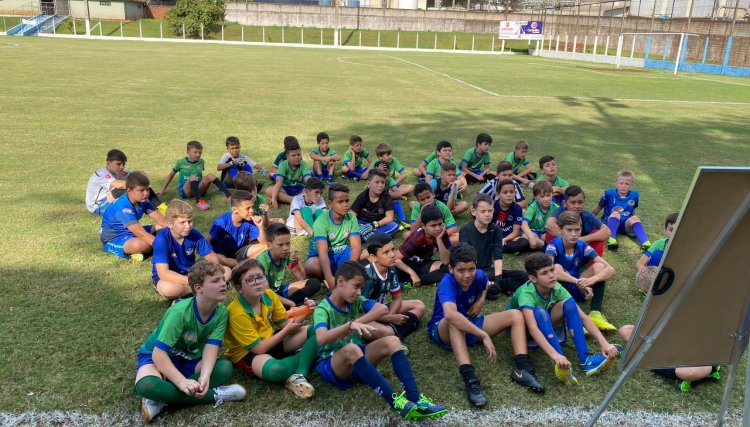 Escolinha de futebol de base alia esporte e formação humana em Cafelândia