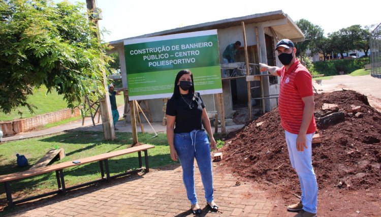 Prefeita Néia faz visita em obras de construção de banheiros no Centro Poliesportivo em Nova Aurora