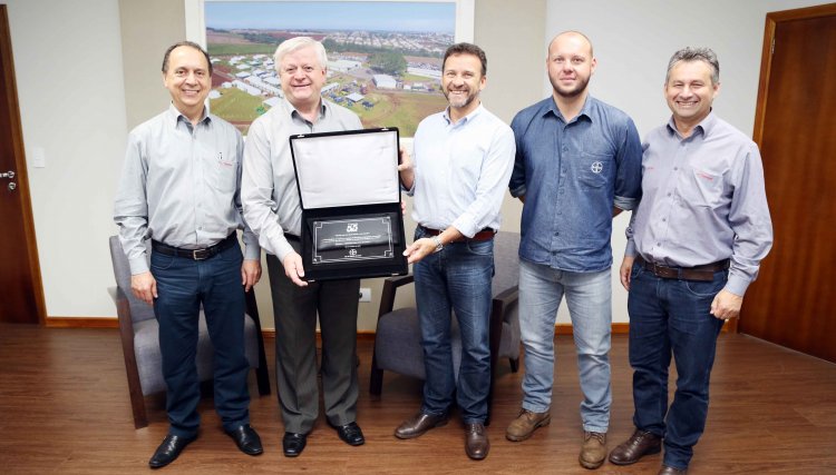 Representantes da Bayer entregam homenagem em alusão aos 55 anos da Copacol