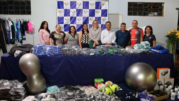 Projeto Construindo Cidadania de Iracema do Oeste recebem os kits esportivos pelo apoio cultural
