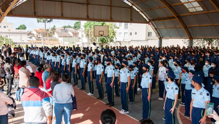 195 colégios cívico-militares recebem kits finais do uniforme