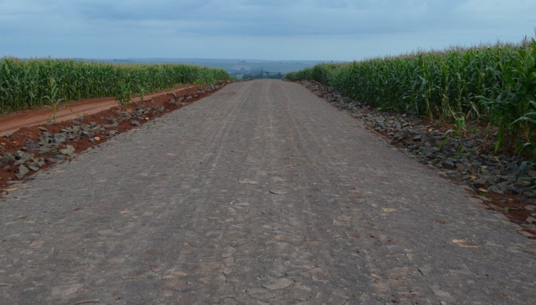 Prefeito de Nova Aurora fiscaliza pavimentação poliédrica na estrada Melissa 