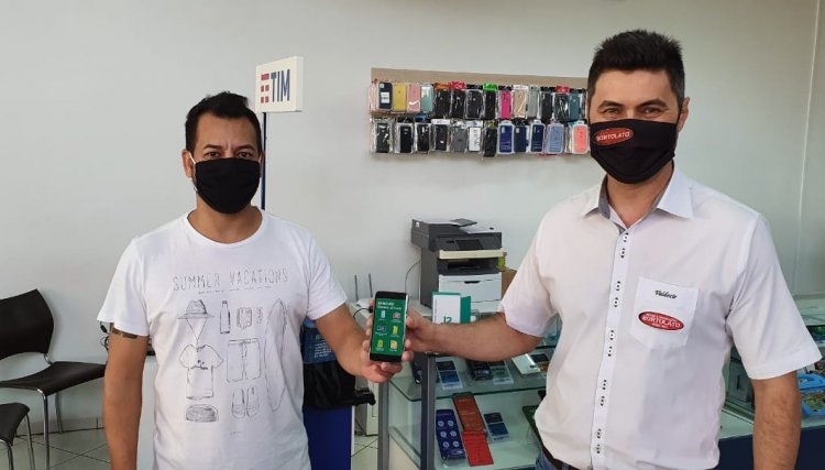 Neuri Sutil retira o celular da promoção da Móveis Bortolato 