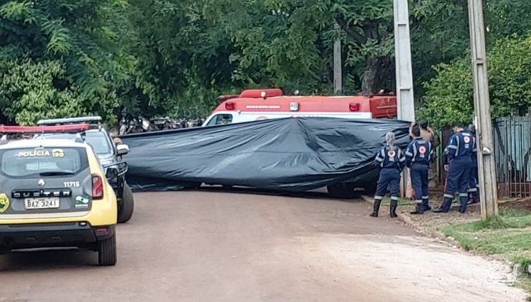 Casa do sequestrador é coberta com lona em Cafelândia