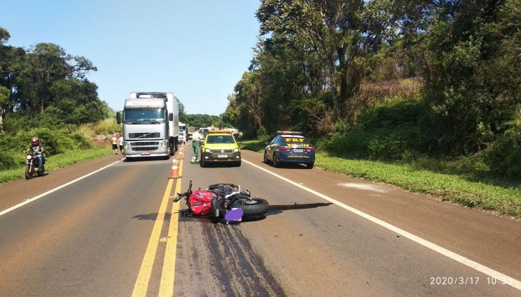 Motociclista morre ao colidir contra caminhão na BR-277