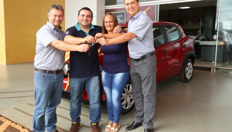 Copacol Supermercados entrega carro para cliente