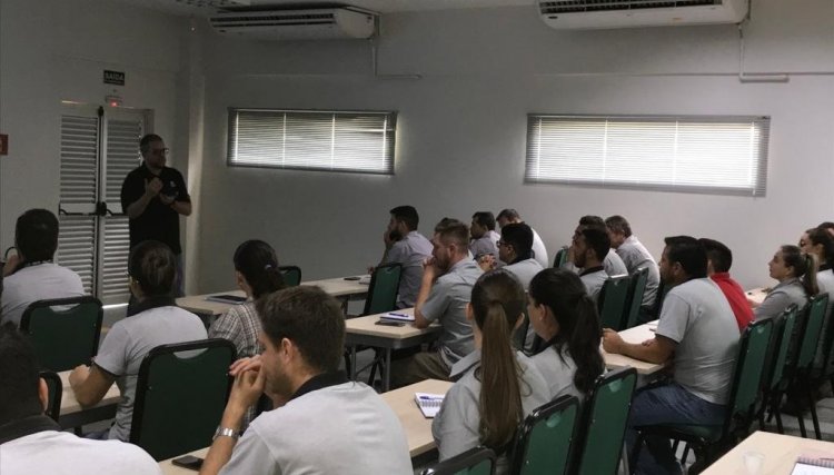 colaboradores da equipe técnica da Copacol e da Coagru participam de treinamento