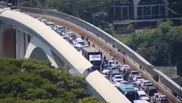 Motoristas fecham Ponte da Amizade contra o aumento dos combustíveis