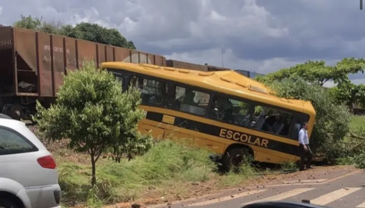 Alunos da Apae morrem após locomotiva colidir contra ônibus escolar