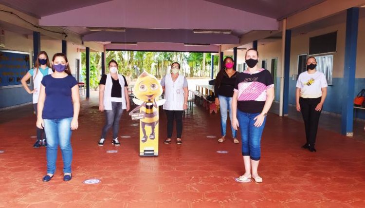 Sicredi repassa totens para dispensação de álcool em gel nas escolas municipais de Cafelândia 