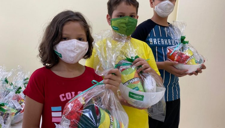 Unimed Cascavel presenteia crianças carentes participantes de gincana