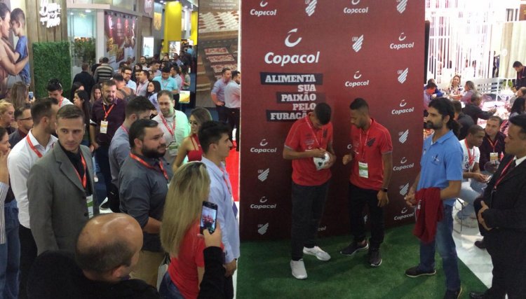 Jogadores do Athletico PR visitam estande da Copacol na Mercosuper
