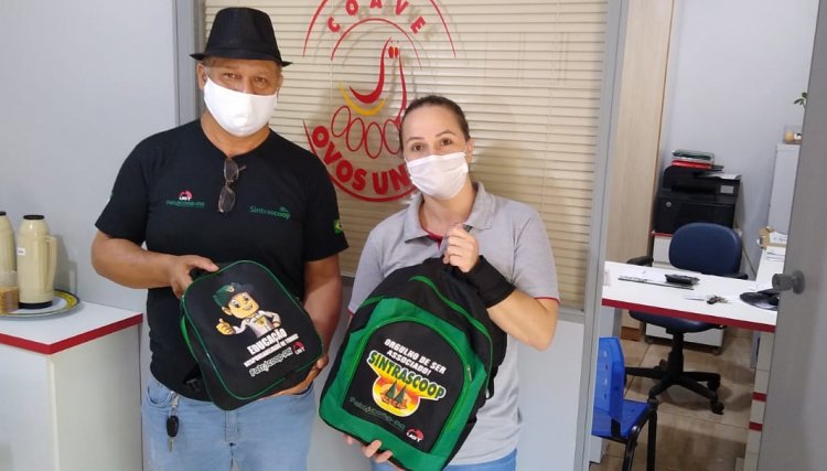 Kits escolares do Sintrascoop são entregues na Coave em Nova Aurora