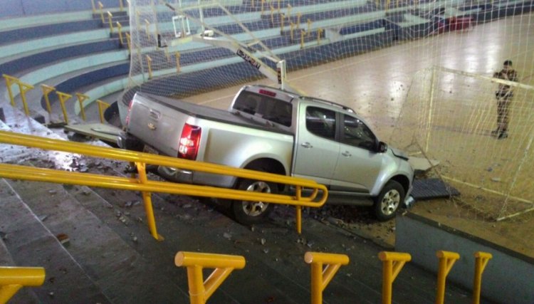 Caminhonete invade ginásio de esportes e deixa uma vítima fatal e duas crianças feridas em Assis