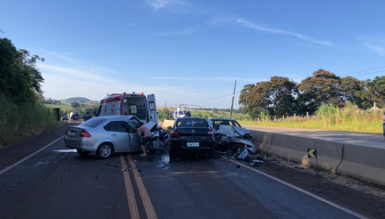Acidente entre três carros na BR-163, em Cascavel, deixam seis pessoas feridas