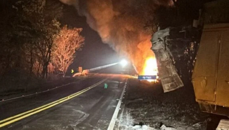 Caminhão cai da Ponte do Piquiri e pega fogo em acidente