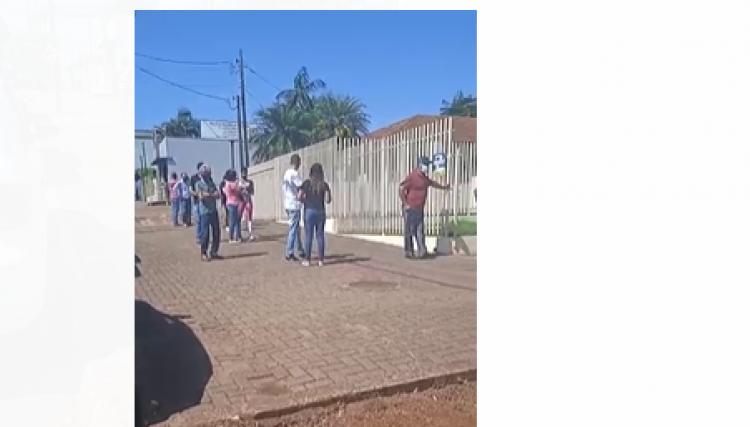 Usuária do correio filma longa fila e a demora no atendimento em pleno o calor da luz do sol em Cafelândia