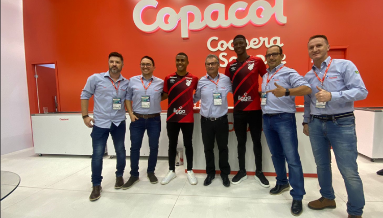 Jogadores do Athletico são atrações no estande da Copacol na MercoSuper