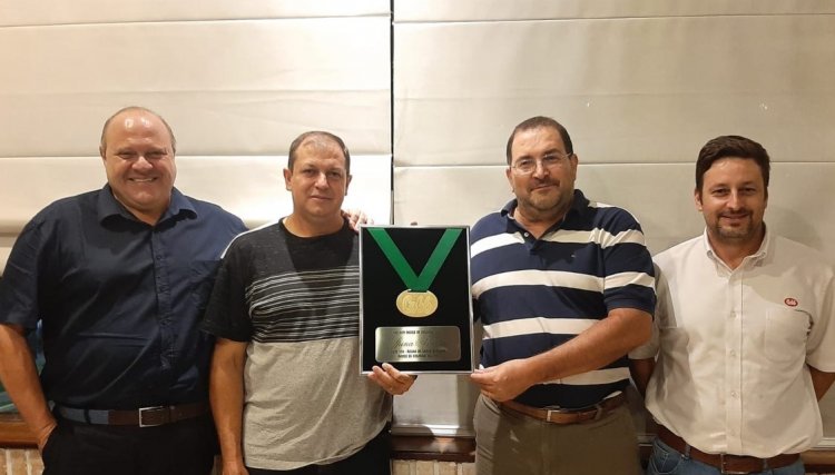 Grupo Spina recebe premiação da Cobb-Vantress por Melhor Eclosão Total de SP