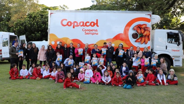 Escolas municipais da região Oeste recebem doação de filés de tilápia da Copacol 