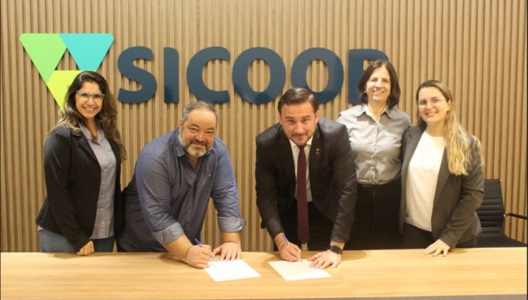 Sicoob Médio Oeste e Aciac firmam convênio de cooperação
