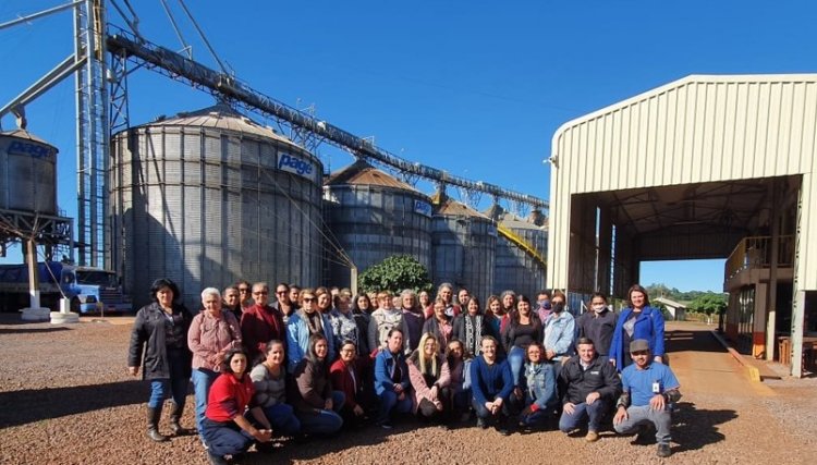 Grupos Femininos realizam visita técnica em unidades de da Copacol em Toledo
