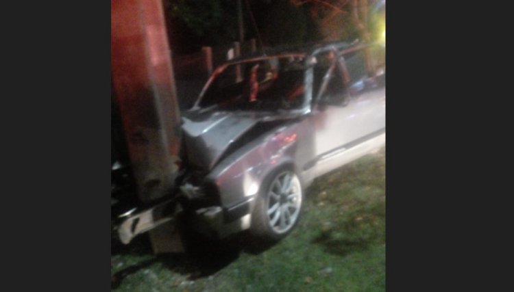 Carro bate em poste nesta noite de sábado em Cafelândia