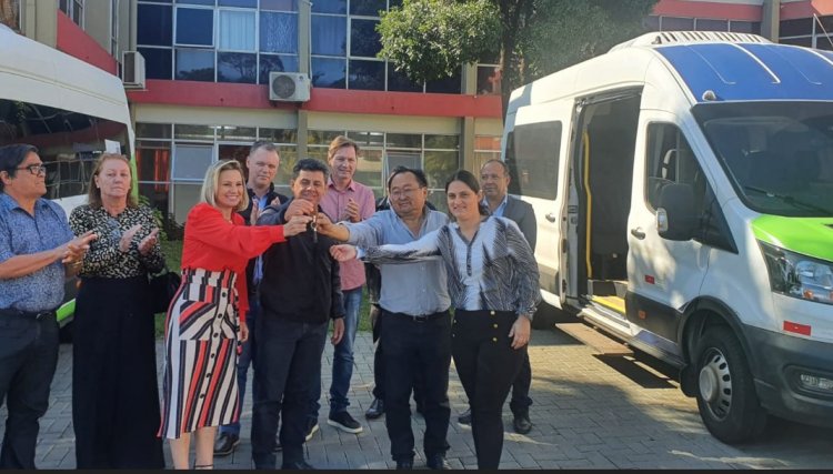 Cafelândia repassa duas vans para secretaria de Saúde, veja o vídeo 