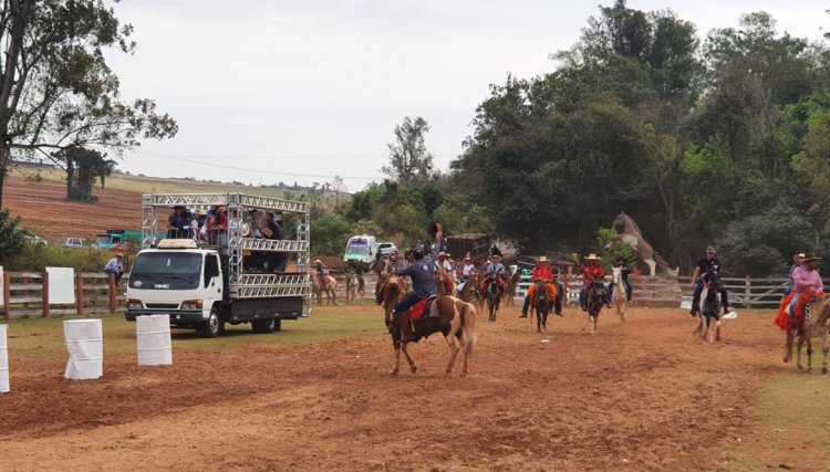 Cavalgada realizada pela Sociedade Rural de Cafel&acirc;ndia foi um sucesso, veja o v&iacute;deo 