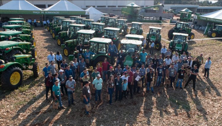 Caravana percorre 400 quilômetros e leva o Mundo John Deere a 800 clientes, inclusive no Oeste do PR
