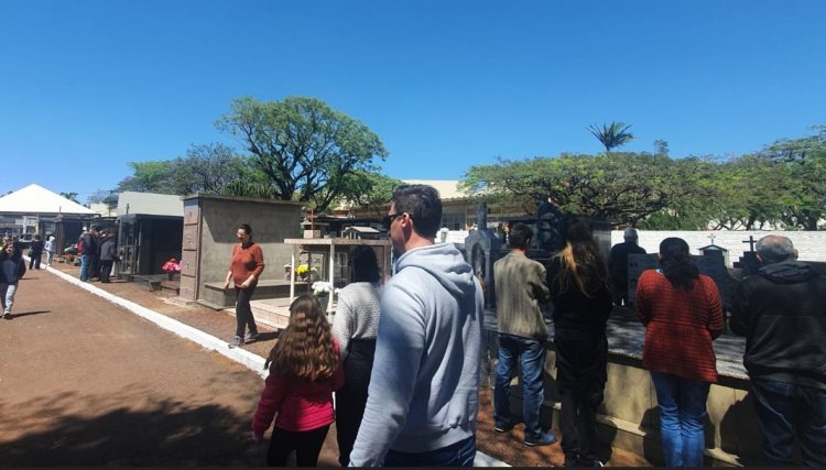 Movimenta&ccedil;&atilde;o intensa no cemit&eacute;rio de Cafel&acirc;ndia neste dia de Finados<br/>