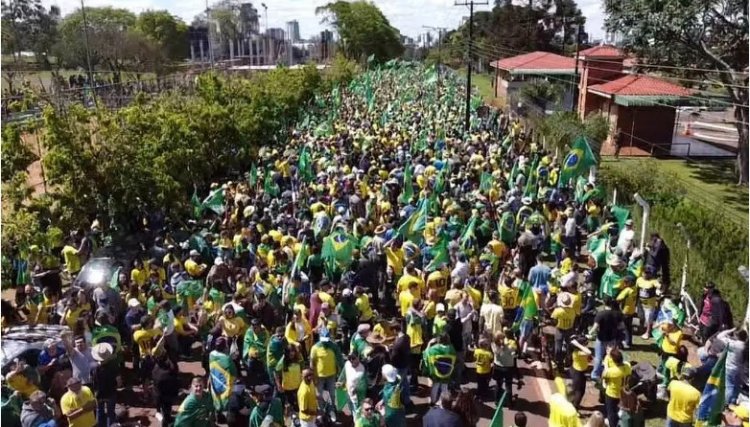 Manifestantes seguem com protesto em Cascavel e amanh&atilde; o n&uacute;mero deve ser ainda maior