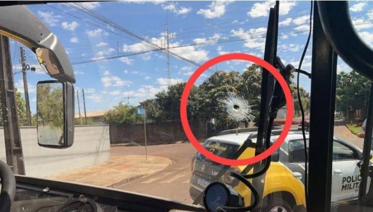 Bandidos armados assaltam ônibus próximo a Mamborê e mantém passageiros reféns por horas