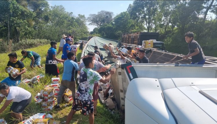 Caminhão de cerveja tomba na BR-277 e tem carga saqueada