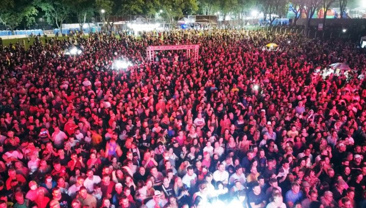 Sucesso absoluto: 15 mil pessoas prestigiam Amado Batista durante abertura da ExpoCaf