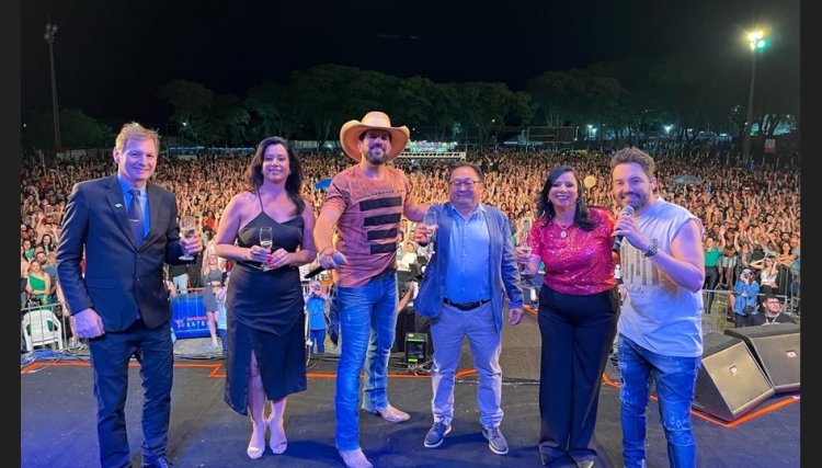 Com Fernando e Sorocaba, 20 mil pessoas comemoram o aniversário de Cafelândia na ExpoCaf