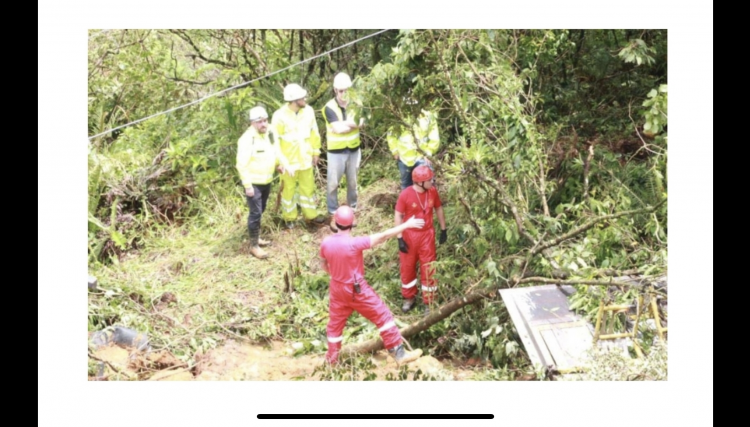 Equipes interligam frentes de trabalho e removem mais uma carreta da BR-376, aponta boletim