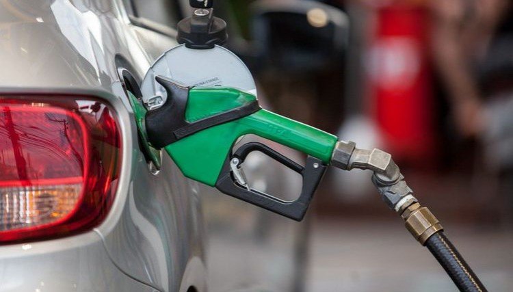Gasolina pode subir R$ 0,69 e álcool R$ 0,24 com o retorno dos impostos federais, diz associação