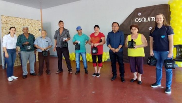 Saúde de Cafelândia entrega bolsa térmica para diabéticos